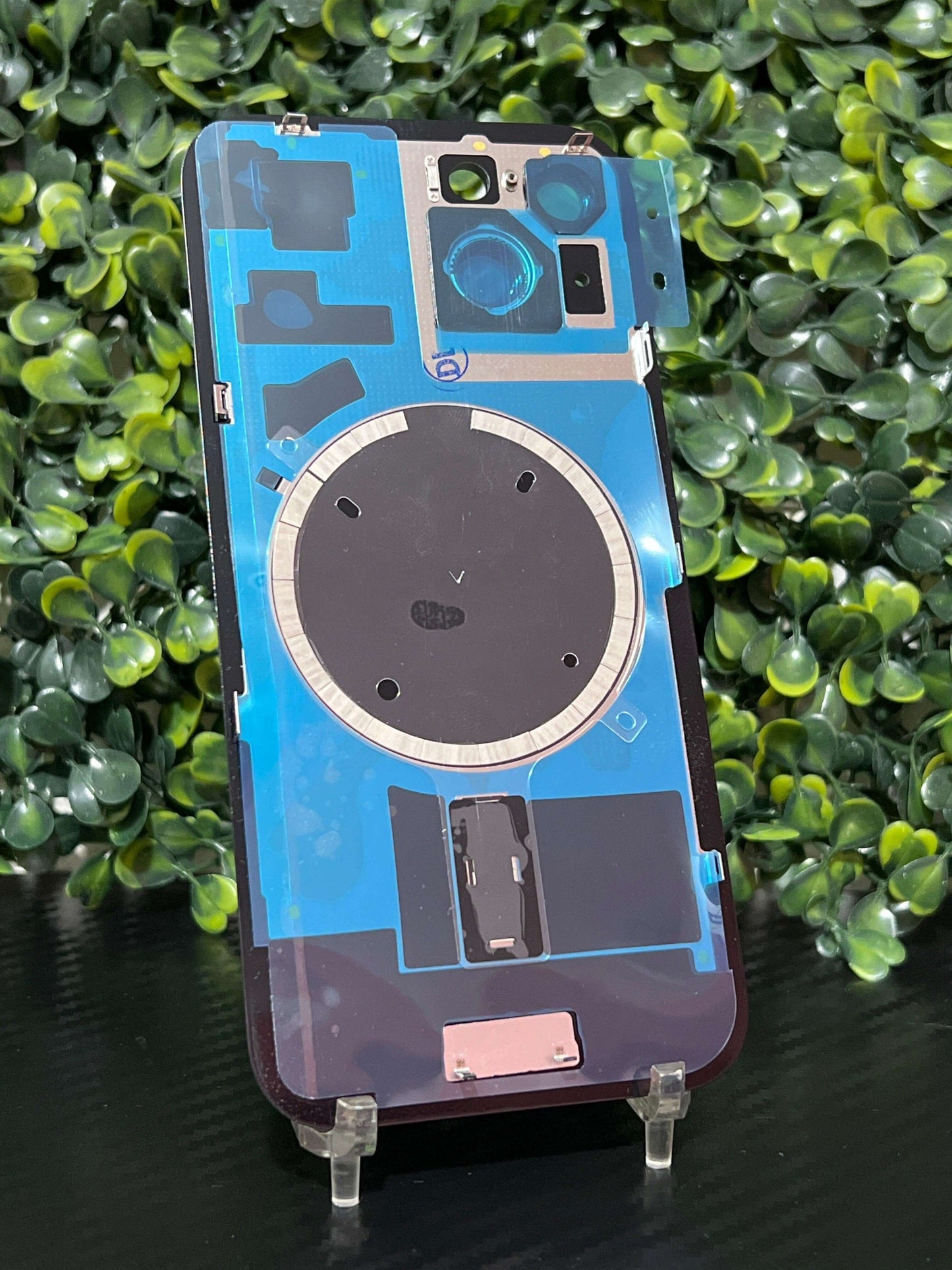 Tapa iPhone 15 con Base Metalica